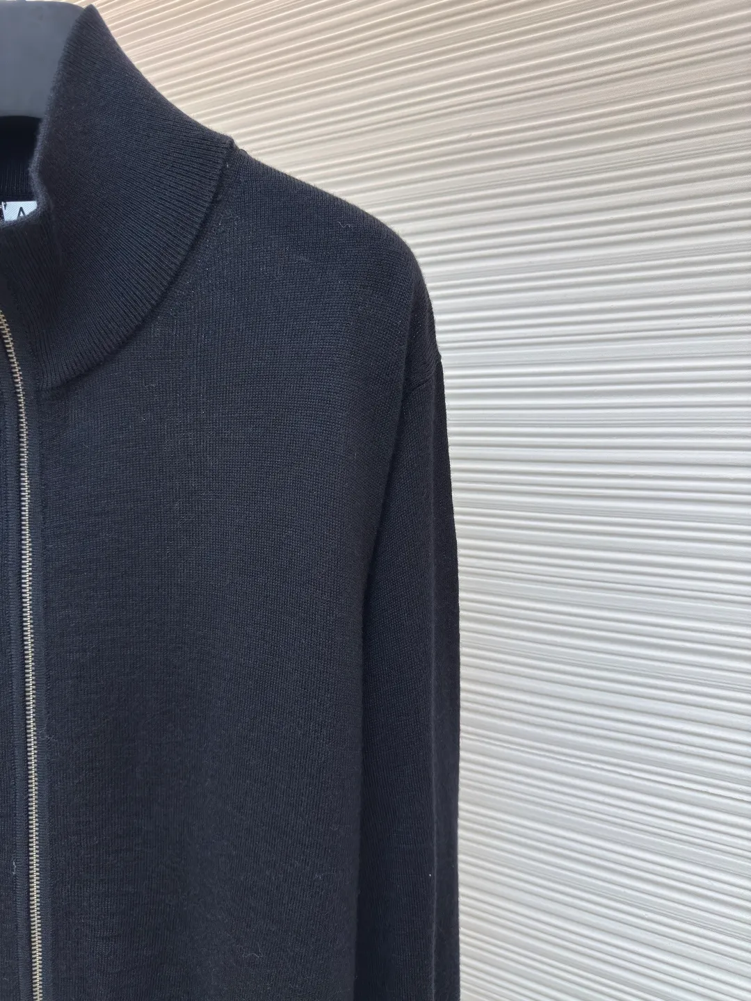 Acne Studios bow wool jacket ●Authentic product: purchased and developed by 2911 ●Item number: 1680686-B15 ●Fabric: wool fabric ●Technology: knitting ●Version: loose fit ●Weight: about 480 grams ●Size: S-M-L ●Description: Interpretation of lazy elegance with premium materials, using 30% Australian merino wool × 70% high-end acrylic, with a delicate soft waxy touch and three-dimensional bone texture. The special line dyeing process is used to customize the black and navy toned yarn. Each strand of yarn is double screened for color purity and flexibility to ensure high-quality color and dense texture. The weaving adopts 90-minute precision flat knitting 3D three-dimensional molding technology. The seamless sleeve connection and every curve are ergonomic. The overall wiring is straight and delicate, the fabric is comfortable and soft, and the color is consistent without color difference. It can be matched with the same style to create a fashionable look and control various occasions. Customized accessories, complete with three standards, same style for men and women!